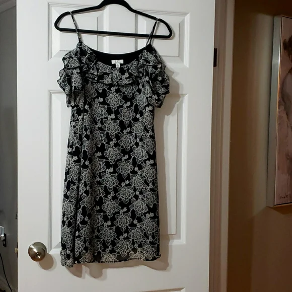 DRESS - Picture 1 of 3